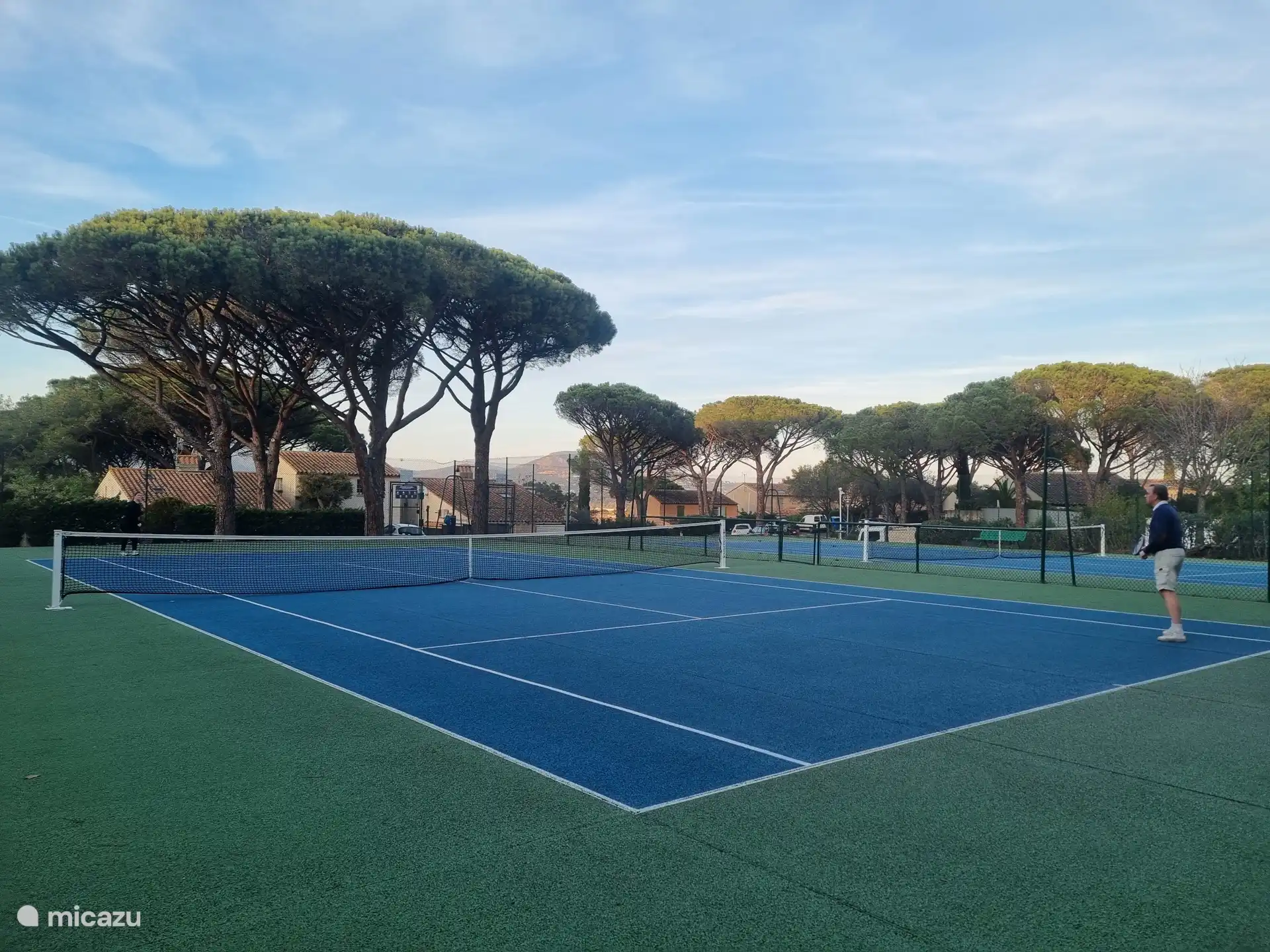 ¿Te apetece un poco más de acción? Hay dos pistas de tenis en el dominio y en nuestra casa hay raquetas y pelotas de tenis. 