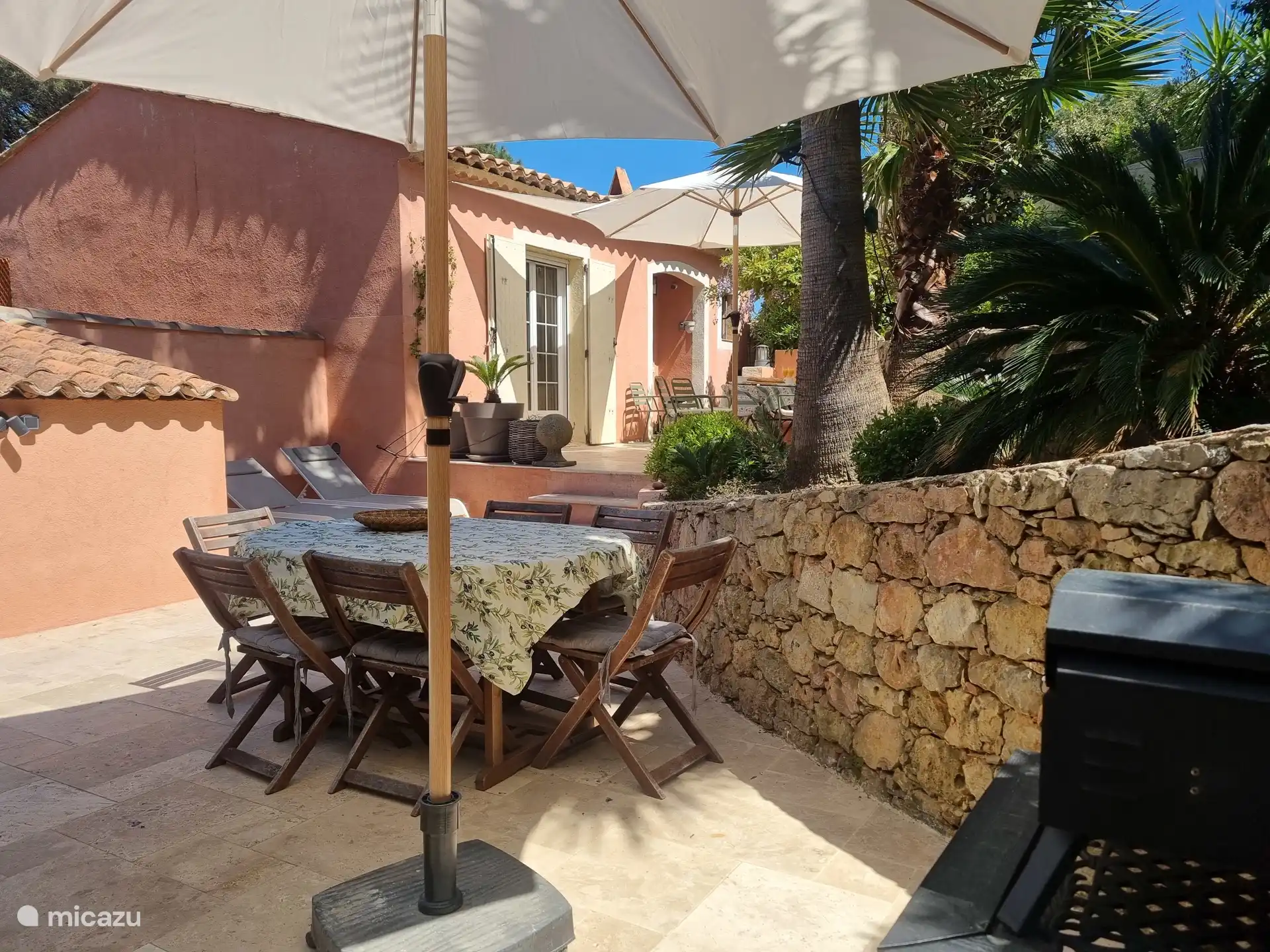 terras naast de petanque met bbq.