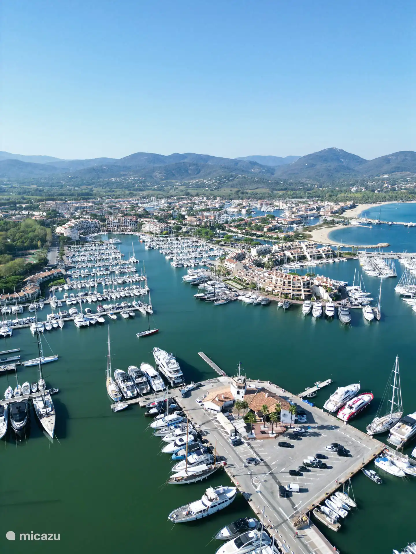 el puerto de Cogolín, justo al lado de la playa, aquí también puedes tomar el barco hasta Saint Tropez (Bateaux Vert)