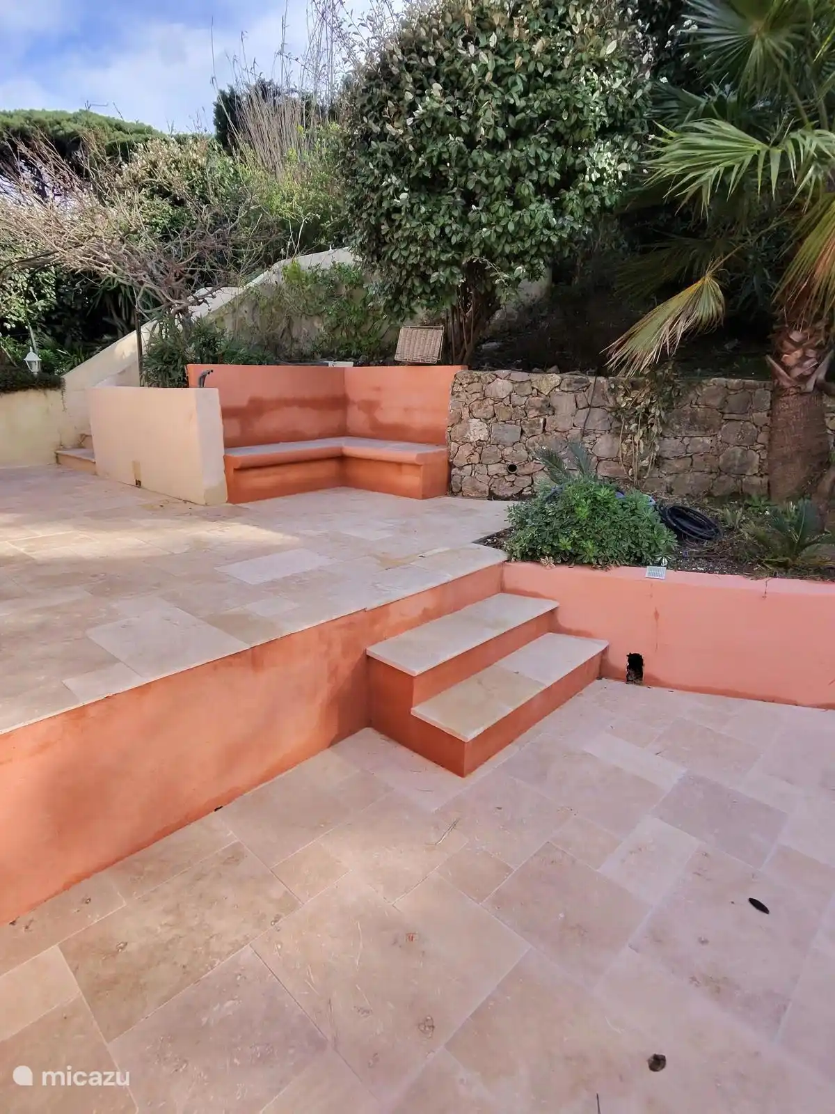 In het nieuwe terras aan de zuidkant hebben we een vaste bank laten maken