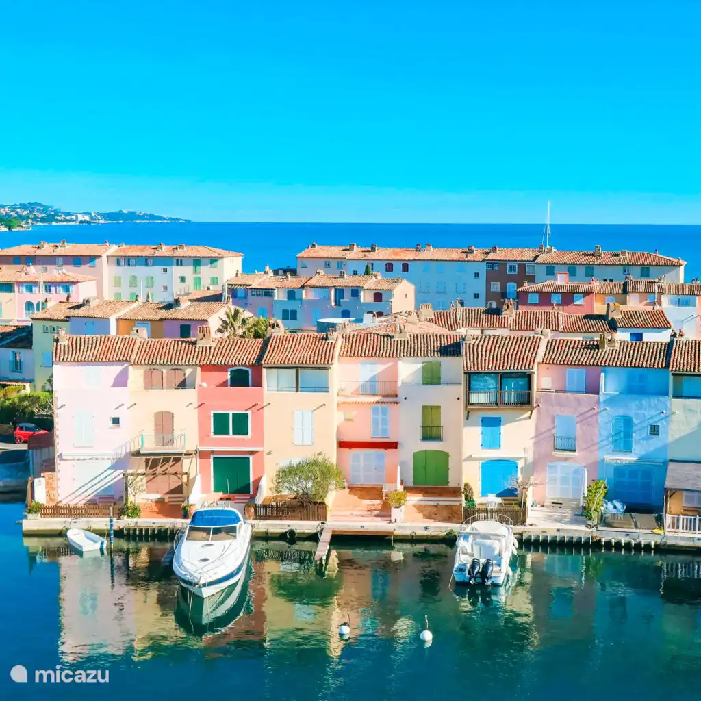 El pintoresco Port Grimaud también está a 5 minutos en coche 