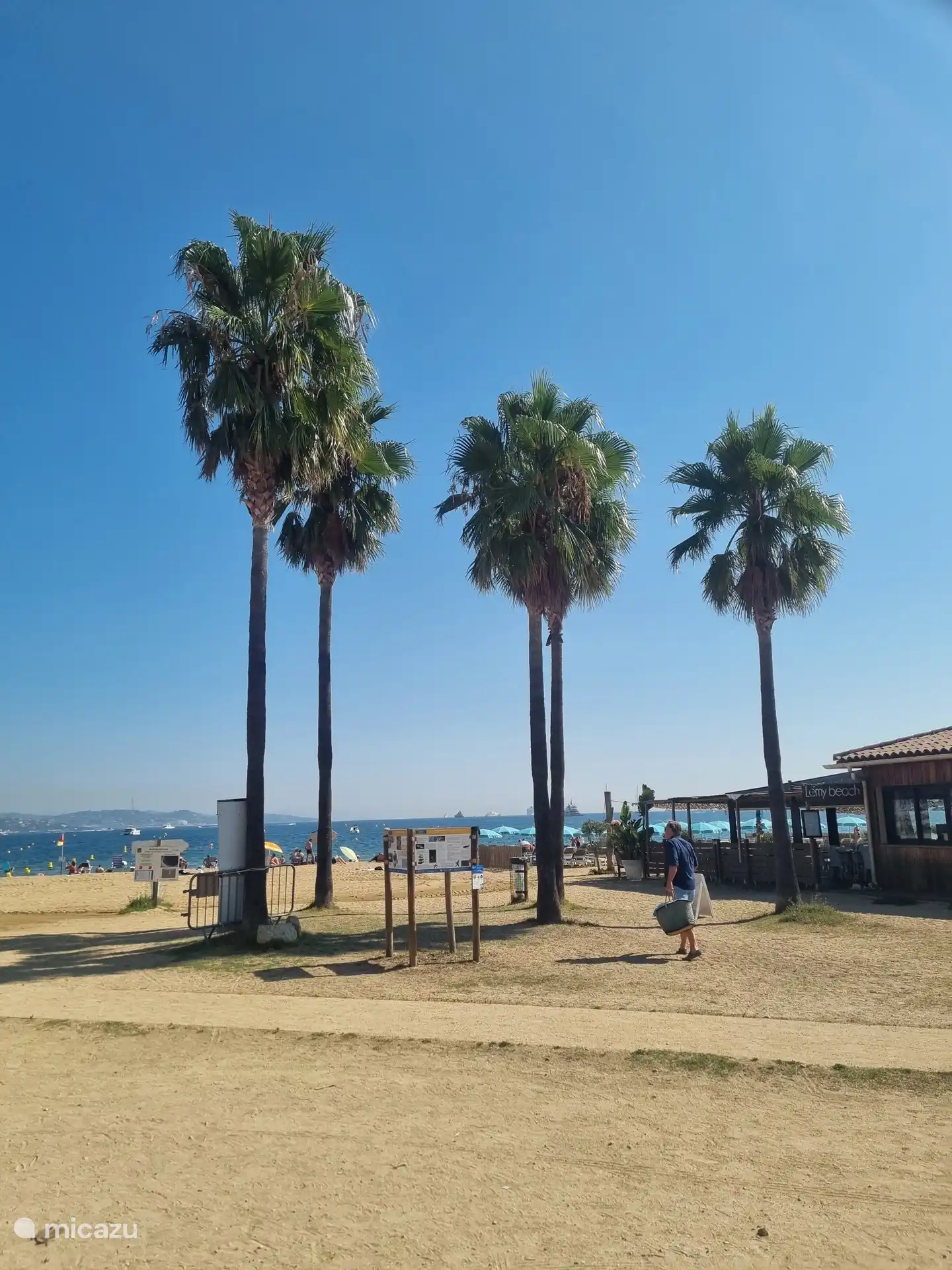 Cogolin Plage, con una amplia playa, dos clubes de playa con camas, restaurante y baño, duchas y plazas de aparcamiento.