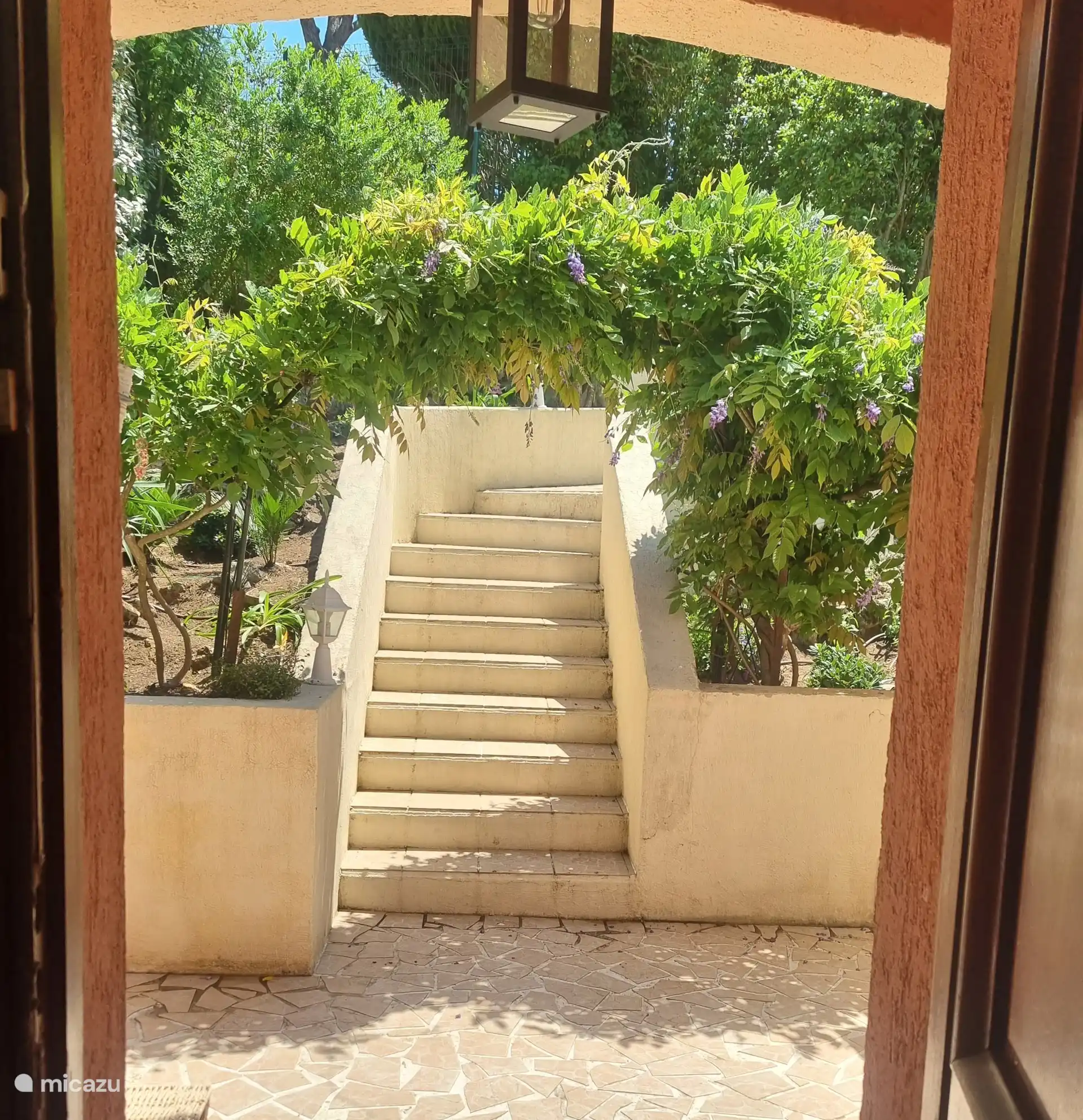 trap naar voordeur komende vanaf de parkeerplaats