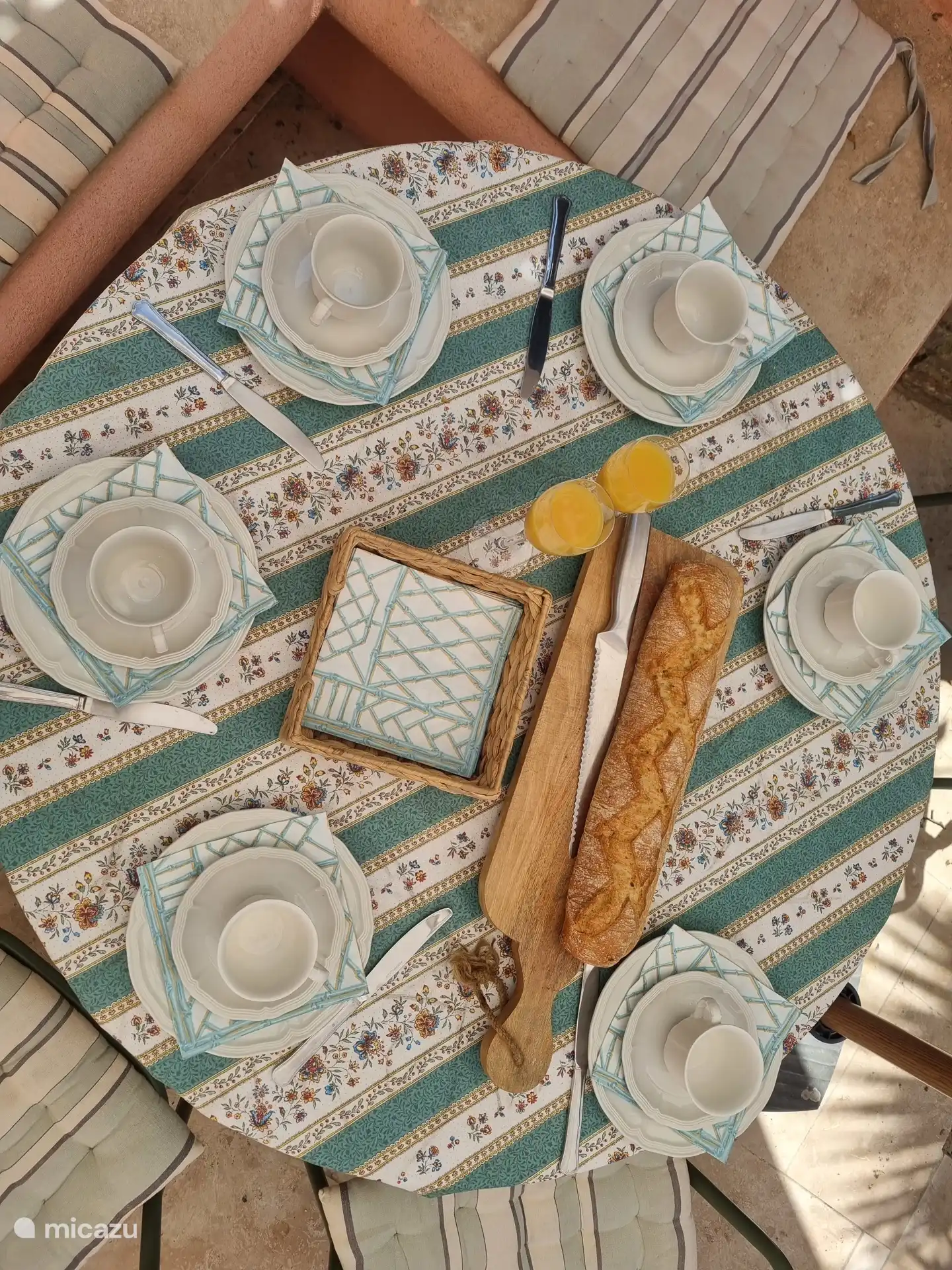 de ronde tafel bij de gemetselde bank