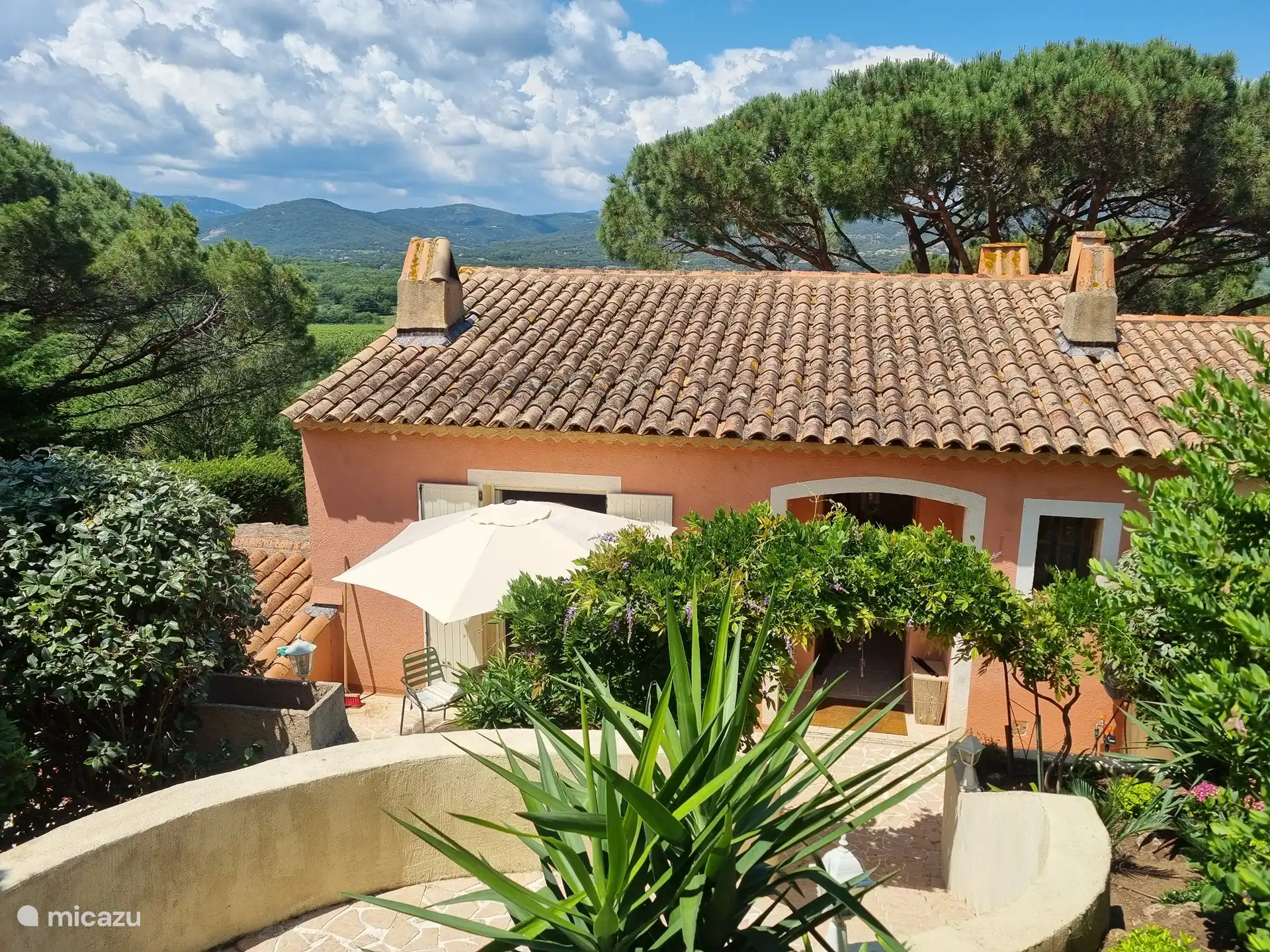Maison Cocorico ist ein charmantes provenzalisches Haus. Zentral gelegen in der Bucht von Saint Tropez mit Blick auf die Hügel von Grimaud und die Bucht von Saint Tropez.