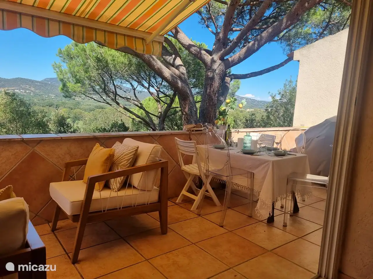 Der Balkon vor dem Wohnzimmer hat einen ungehinderten Blick auf Grimaud, die Hügel und die Bucht von St.Tropez.