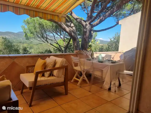 Maison Cocorico vista sin obstáculos en Francia, Costa Azul, Cogolin - casa vacacional El balcón de la sala de estar tiene una vista sin obstáculos de Grimaud, las colinas y la bahía de St. Tropez.
