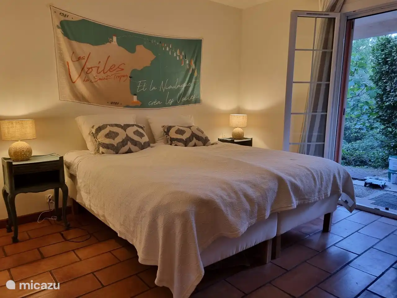 3 geräumige Schlafzimmer für 2 Personen mit Boxspringbetten, Klimaanlage, geräumige Kleiderschränke und Terrassentüren zur Terrasse auf der Nordseite mit Rollos gegen Ungeziefer.