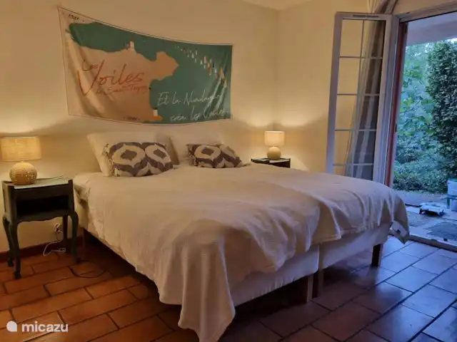 Maison Cocorico vista sin obstáculos en Francia, Costa Azul, Cogolin - casa vacacional 3 amplios dormitorios para 2 personas con box springs, aire acondicionado, amplios closets y patio puertas a la terraza del lado norte con cortinas enrollables contra alimañas.
