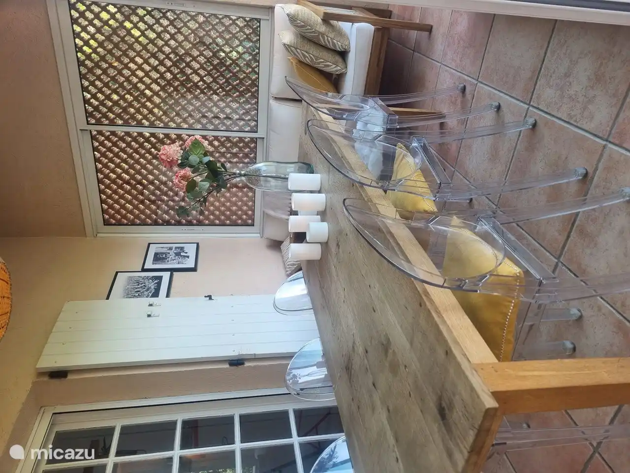 die loggia mit essplatz für 6-8 personen ist von der küche und dem wohnzimmer begehbar und bietet zugang zum balkon auf der nordseite