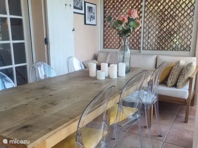 Maison Cocorico vista sin obstáculos en Francia, Costa Azul, Cogolin - casa vacacional la logia con mesa de comedor para 6-8 personas es accesible desde la cocina y la sala de estar y brinda acceso al balcón en el lado norte