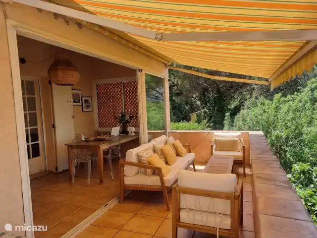 Maison Cocorico vista sin obstáculos en Francia, Costa Azul, Cogolin - casa vacacional Logia y balcón