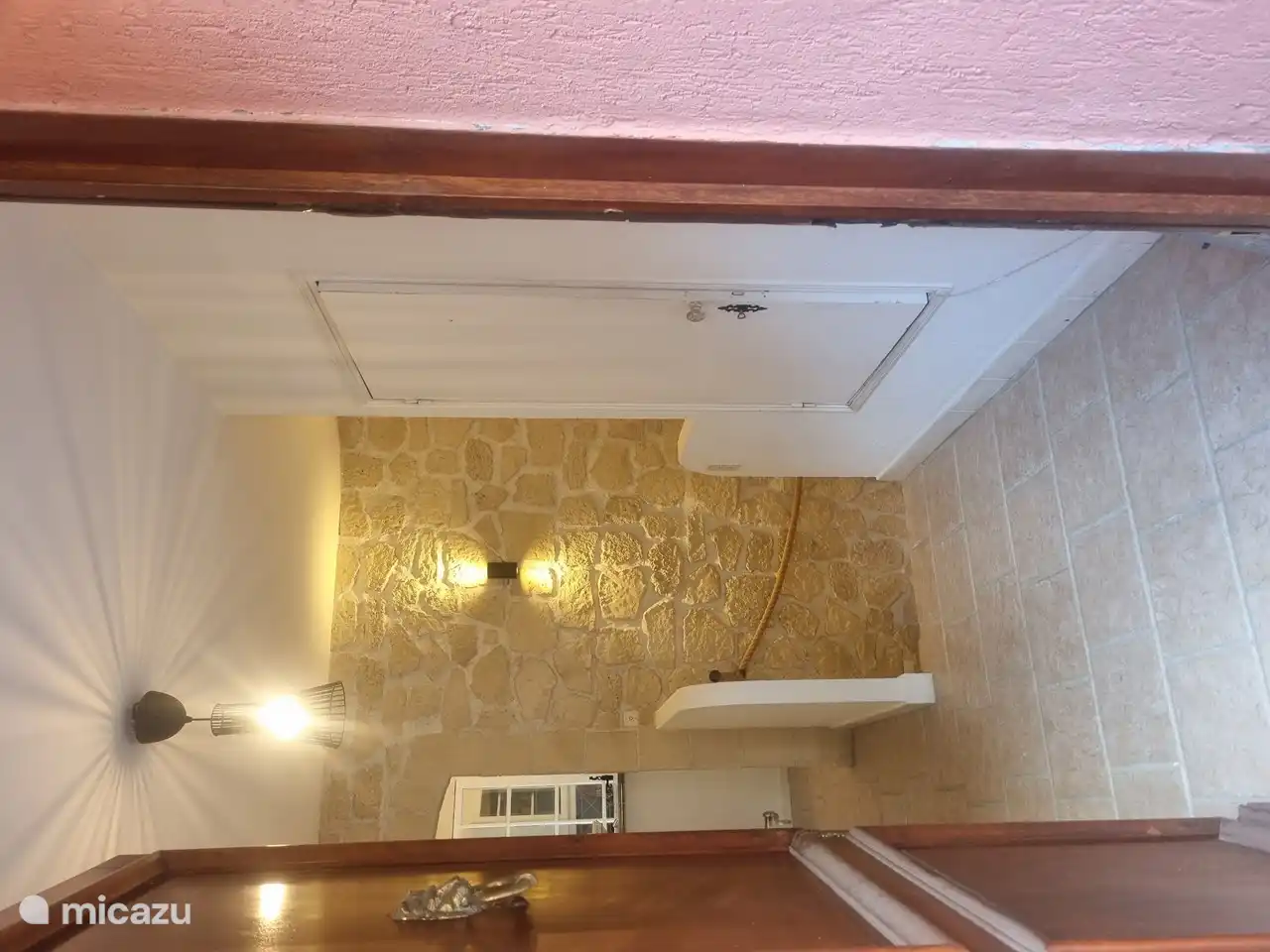 Eingang mit geräumigem Flur und gefliester Treppe zu den Schlafzimmern und Bädern im Erdgeschoss