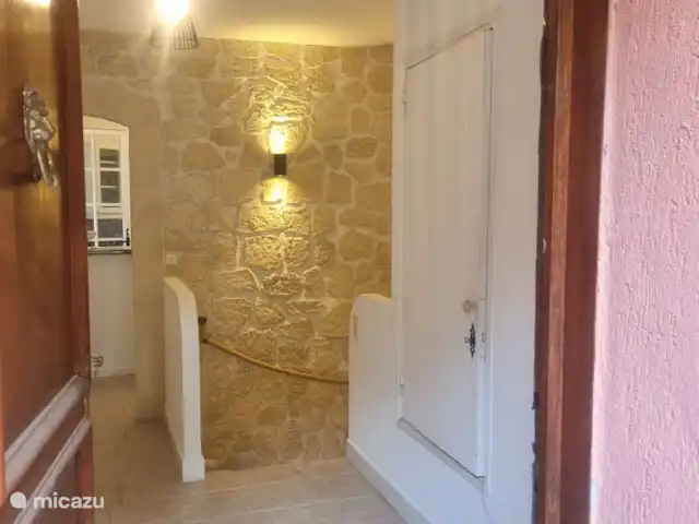 Maison Cocorico vista sin obstáculos en Francia, Costa Azul, Cogolin - casa vacacional entrada con amplio vestíbulo y escaleras de azulejos a los dormitorios y baños de la planta baja