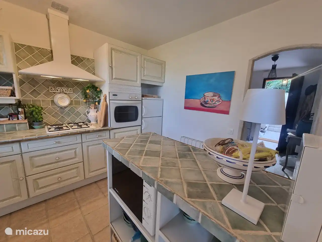 Küche mit 3 Gasflammen und 1 E-Flamme, Dunstabzugshaube, Backofen, Mikrowelle und Kühl-/Gefrierschrank, Geschirrspüler