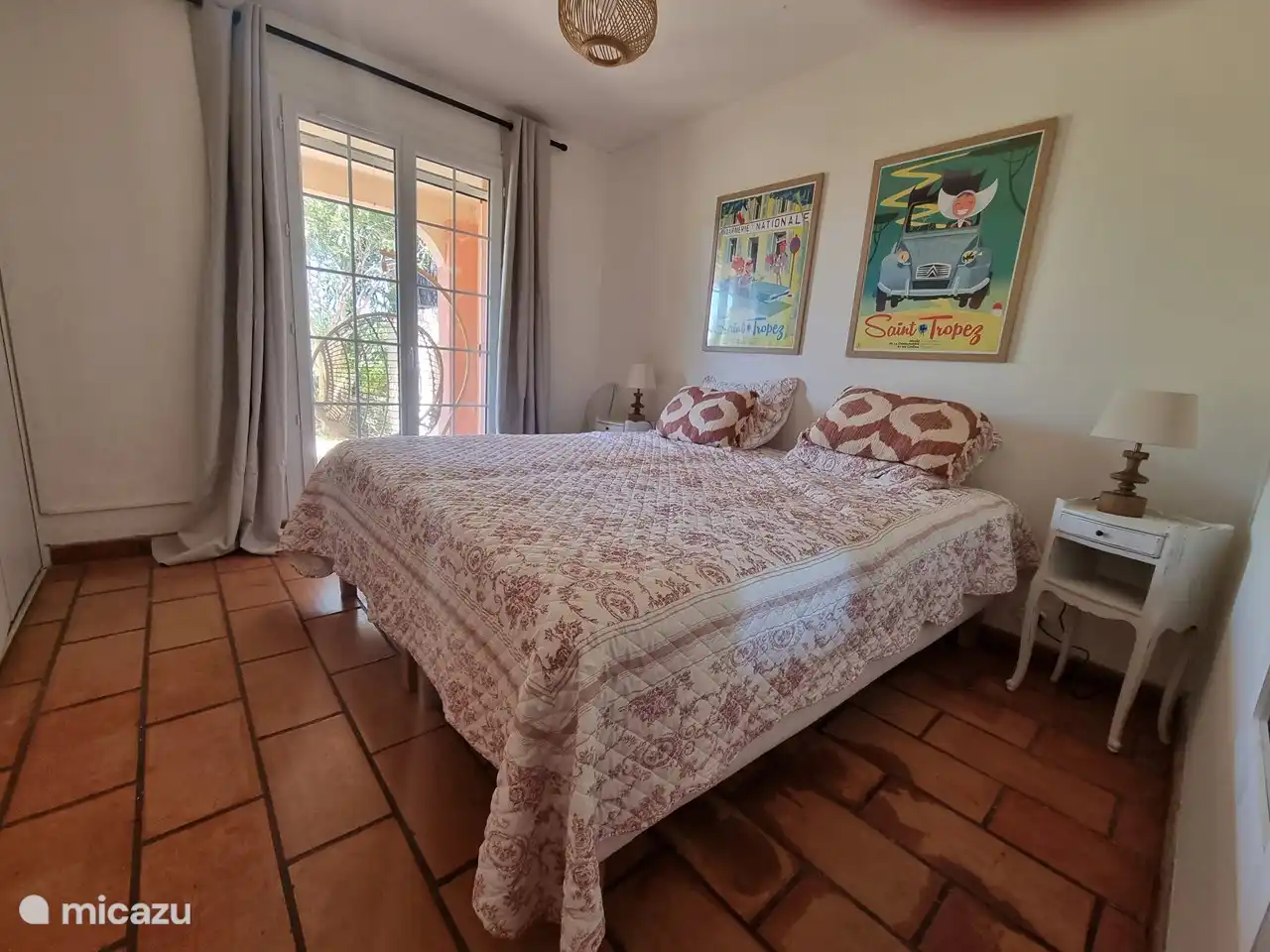 Schlafzimmer 1 mit zwei einzelnen Boxspringbetten, Einbauschrank, Klimaanlage und Fliegengitter