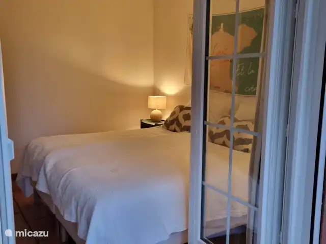 Maison Cocorico vista sin obstáculos en Francia, Costa Azul, Cogolin - casa vacacional dormitorio 2 con dos camas individuales, aire acondicionado, puertas de patio a la terraza cubierta con pantalla enrollable contra bichos.