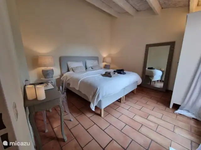 Maison Cocorico vista sin obstáculos en Francia, Costa Azul, Cogolin - casa vacacional dormitorio 3 con somier king-size, aire acondicionado, mosquiteros y acceso a la terraza a través de puertas dobles de jardín.