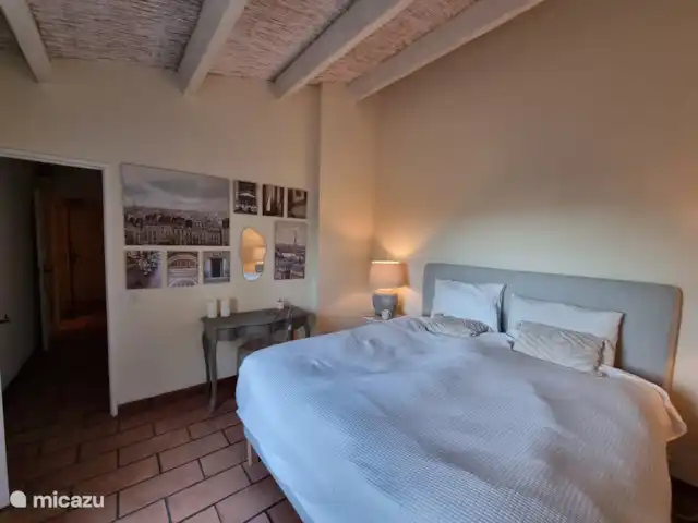 Maison Cocorico vista sin obstáculos en Francia, Costa Azul, Cogolin - casa vacacional puesto de trabajo en el dormitorio 3 con somier king-size, aire acondicionado, mosquiteros y acceso a la terraza a través de puertas dobles de jardín.