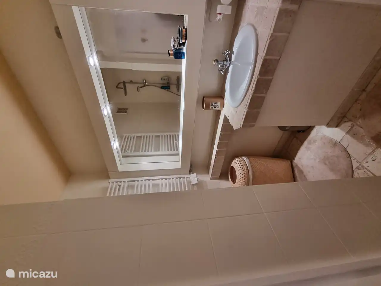 Badezimmer 1 hat einen großen Spiegel, ein Waschbecken und eine begehbare Dusche mit Thermostat und Regendusche.