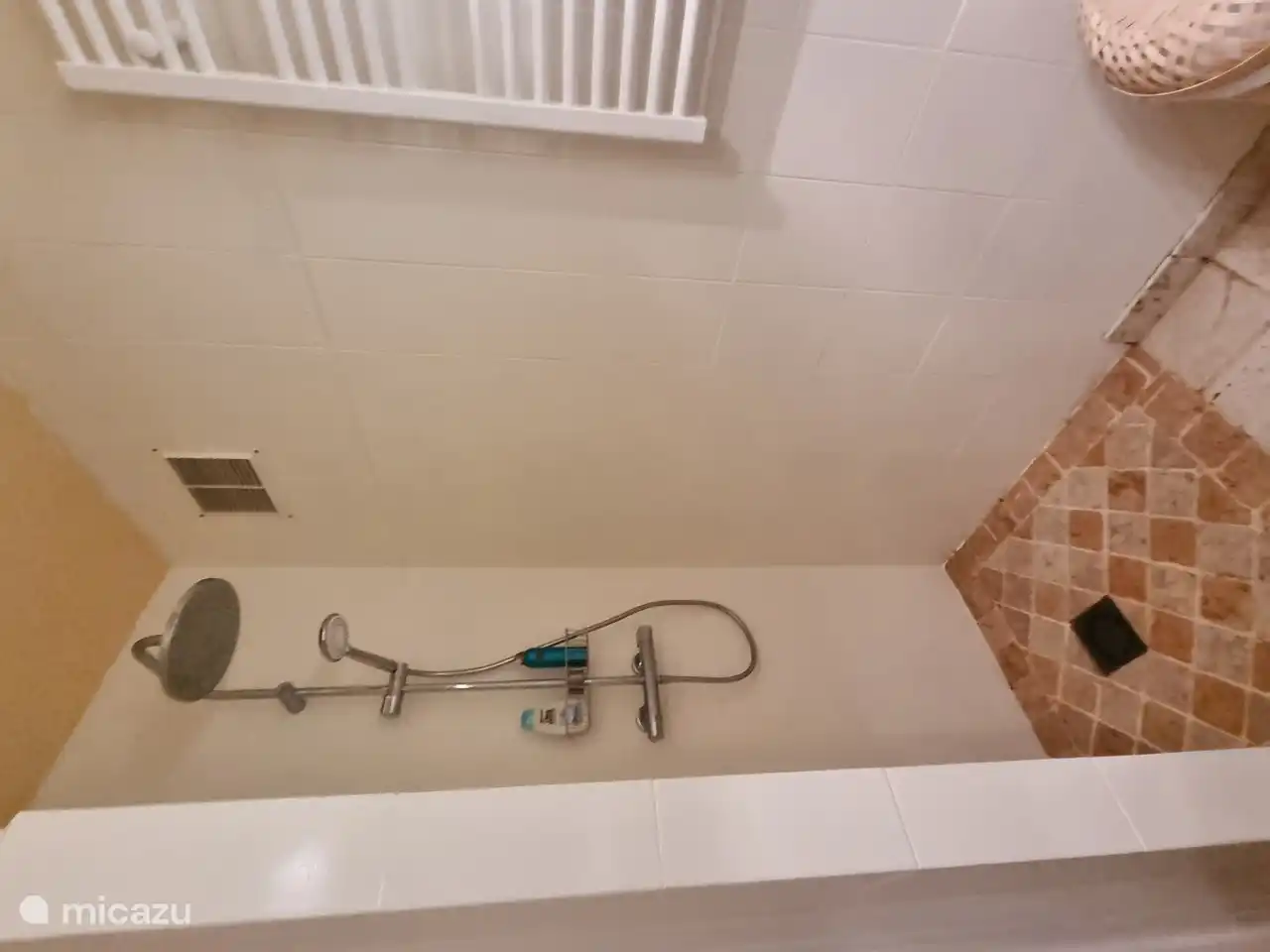 Badezimmer 1 hat einen großen Spiegel, ein Waschbecken und eine begehbare Dusche mit Thermostat und Regendusche.