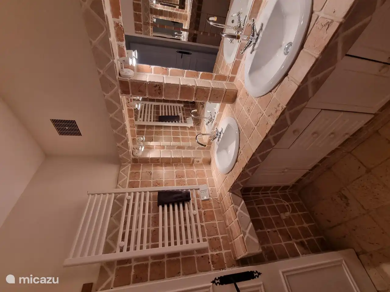 Badezimmer 2 mit Doppelwaschbecken und Badewanne mit Thermostathahn und Duschkopf