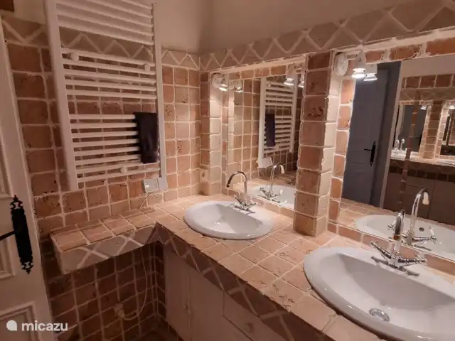 Maison Cocorico vista sin obstáculos en Francia, Costa Azul, Cogolin - casa vacacional baño 2 con lavabo doble y bañera con grifo termostático y rociador
