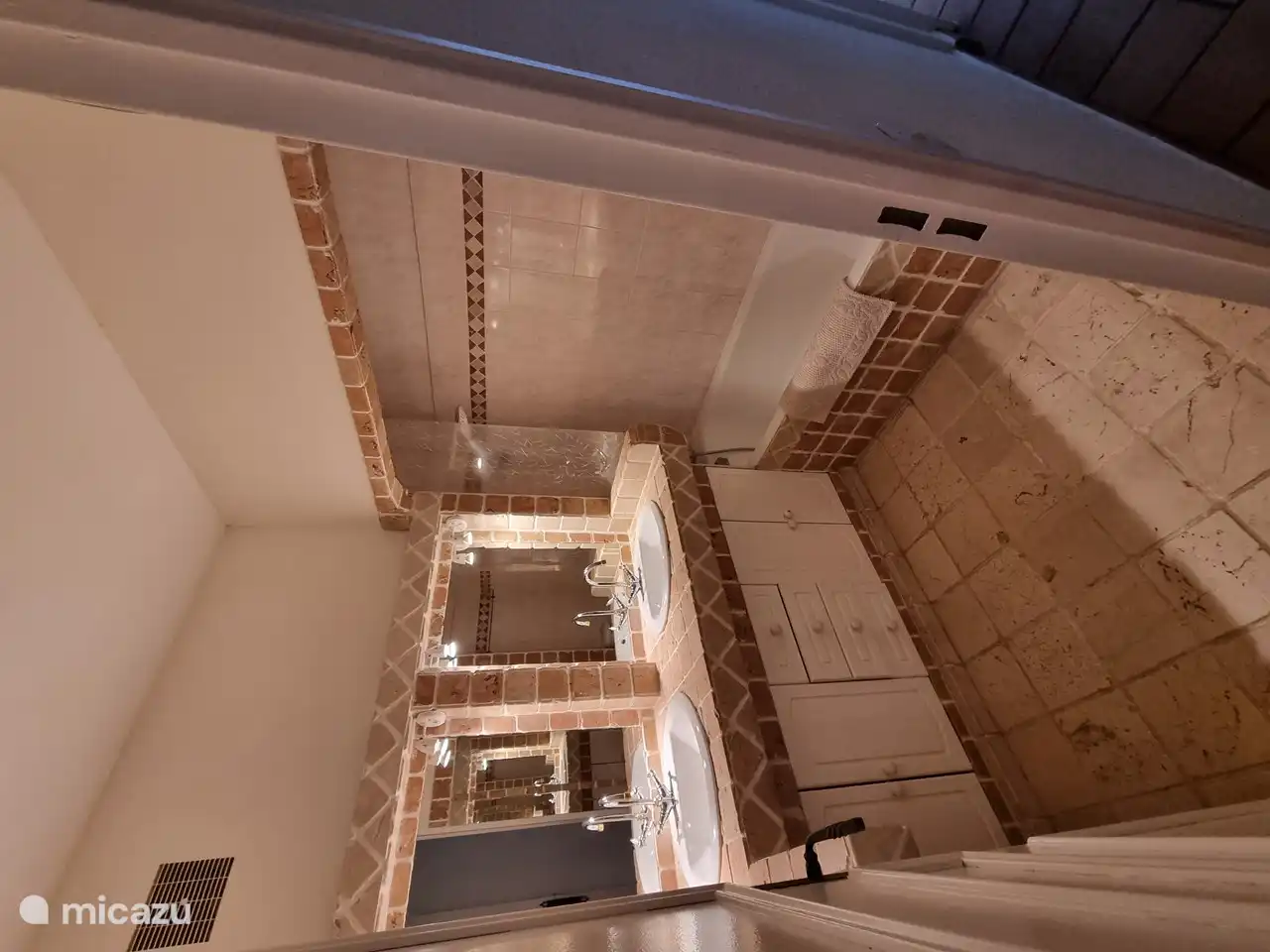 Badezimmer 2 mit Doppelwaschbecken und Badewanne mit Thermostathahn und Duschkopf