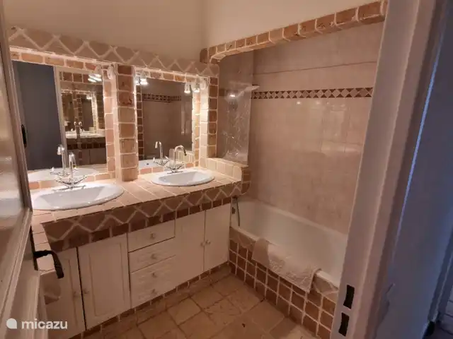 Maison Cocorico vista sin obstáculos en Francia, Costa Azul, Cogolin - casa vacacional baño 2 con lavabo doble y bañera con grifo termostático y rociador