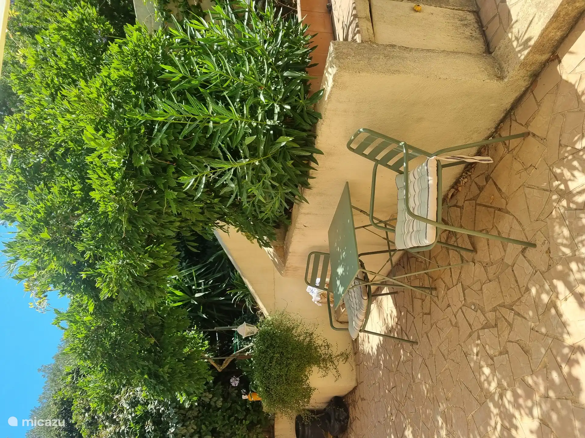 Terrasse auf der Südseite in der Nähe des Wohnzimmers