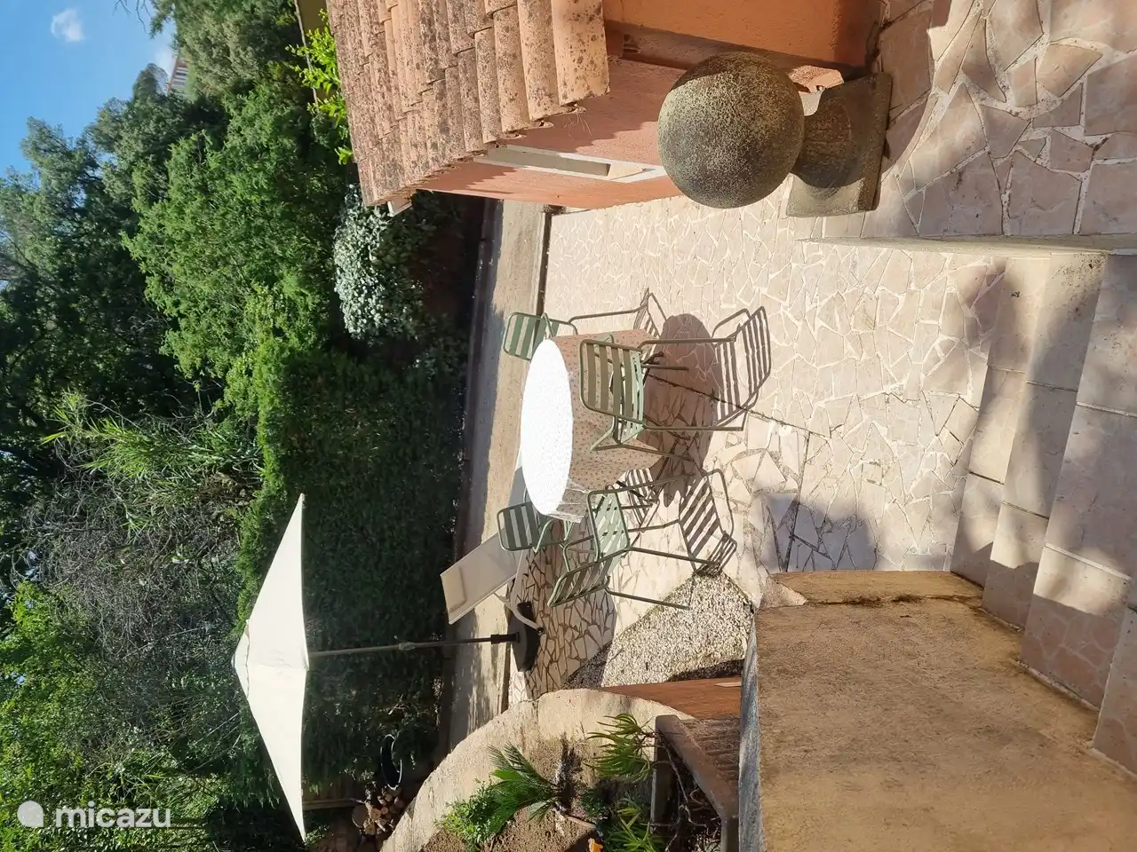 Terrasse auf der Südseite am Petanque-Platz