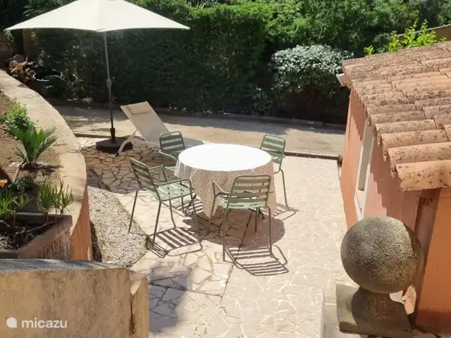 Maison Cocorico vista sin obstáculos en Francia, Costa Azul, Cogolin - casa vacacional terraza en el lado sur en la pista de petanca