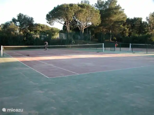 Maison Cocorico vista sin obstáculos en Francia, Costa Azul, Cogolin - casa vacacional Canchas de tenis en el dominio