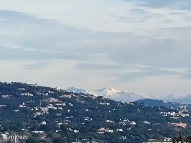 Maison Cocorico vista sin obstáculos en Francia, Costa Azul, Cogolin - casa vacacional vista de los picos nevados de los Alpes