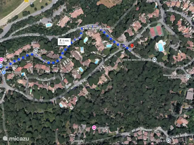 Maison Cocorico vista sin obstáculos en Francia, Costa Azul, Cogolin - casa vacacional La ruta a pie hasta la piscina uno y las canchas de tenis se puede hacer a través de Allee des Pins (5 min) o Allee des Mimosas.