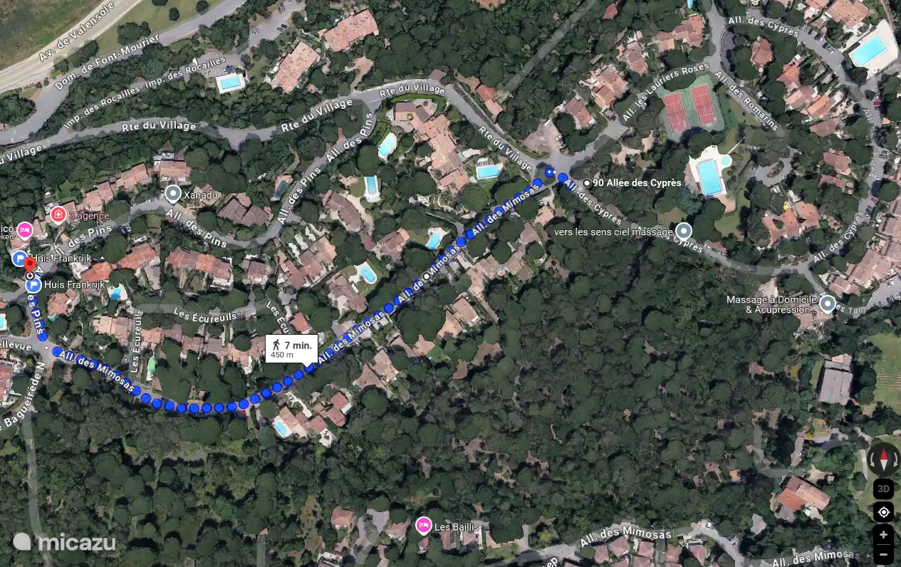 Der Fußweg vom Schwimmbad zum Haus über die Allee des Mimosas ist geringer Höhenunterschied. 