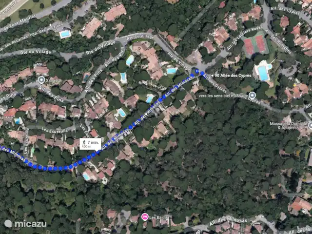 Maison Cocorico vista sin obstáculos en Francia, Costa Azul, Cogolin - casa vacacional La ruta a pie desde la piscina hasta la casa a través de Allee des Mimosas es menos diferente en altura.