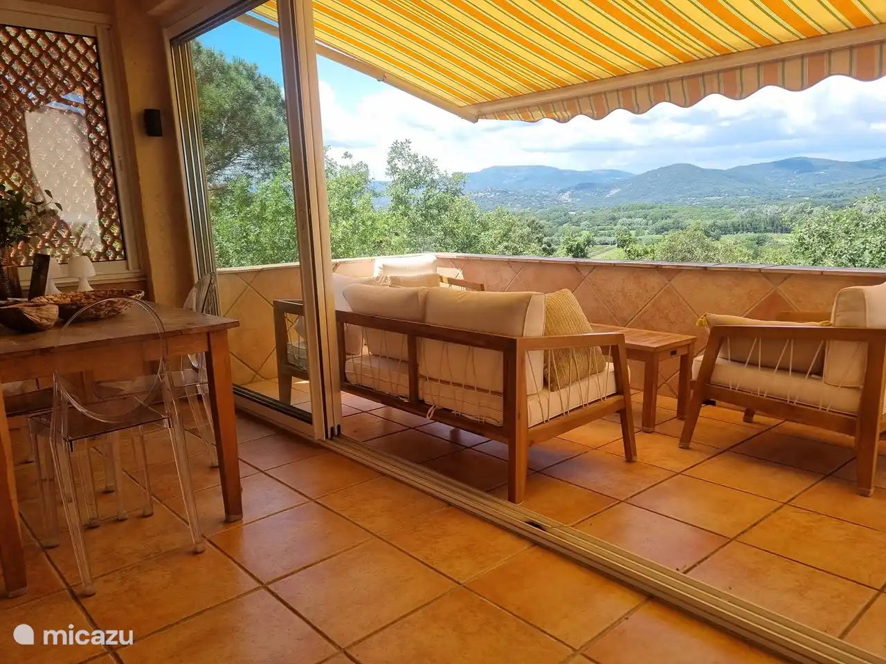 Der Nordbalkon ist über die Loggia und die Küche begehbar und bietet einen freien Blick über die Hügel und die Bucht. Elektrische Markise. 