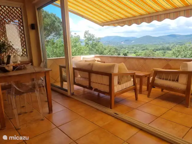 Maison Cocorico vista sin obstáculos en Francia, Costa Azul, Cogolin - casa vacacional El balcón orientado al norte es accesible a través de la logia y la cocina y tiene una vista despejada sobre las colinas y la bahía. Toldo eléctrico.