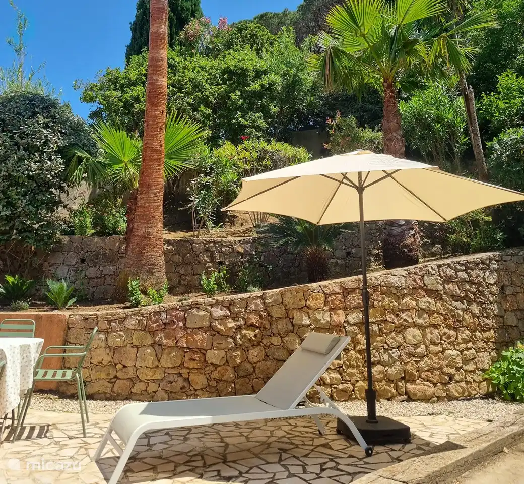 Terrasse an der Südseite des Bouleplatzes 