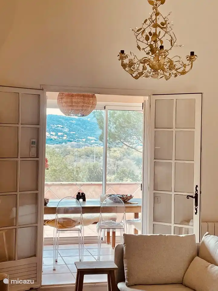 schöne Aussicht über die Hügel von Grimaud