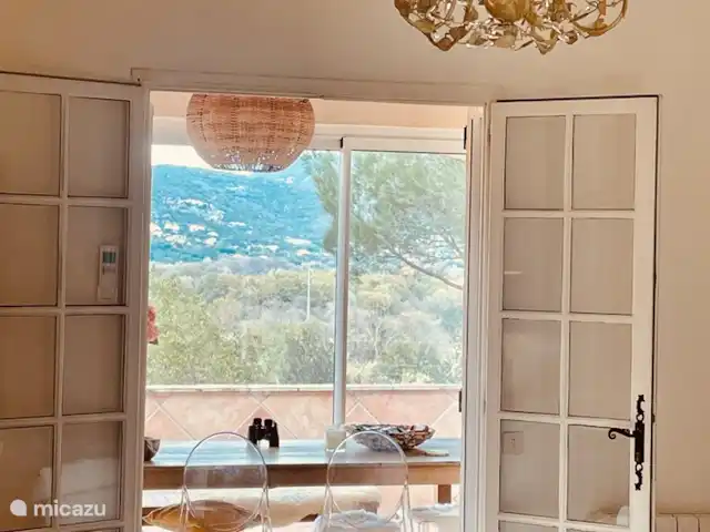 Maison Cocorico vista sin obstáculos en Francia, Costa Azul, Cogolin - casa vacacional hermosa vista sobre las colinas de Grimaud
