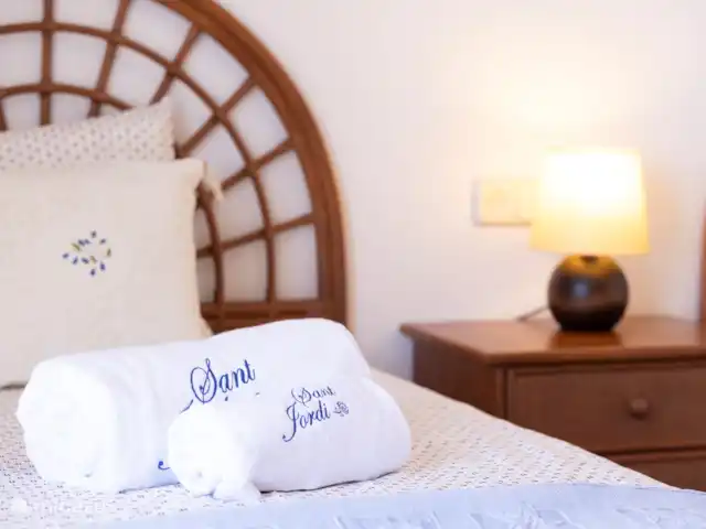 villa sant jordi en España, Costa Brava, Calonge - villa Dormitorio con 2 camas individuales y puertas de patio a un balcón con hermosas vistas