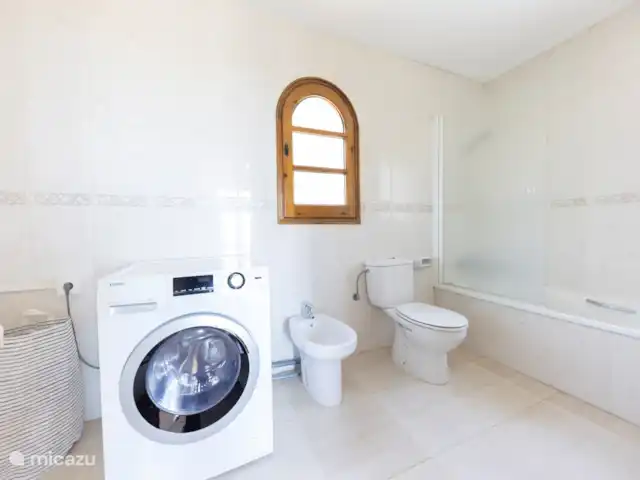 villa sant jordi en España, Costa Brava, Calonge - villa Dormitorio con cama de matrimonio y baño en suite