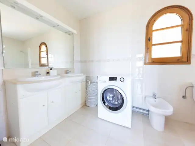 villa sant jordi en España, Costa Brava, Calonge - villa Dormitorio con cama de matrimonio y baño en suite