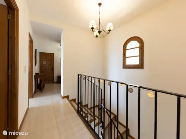 villa sant jordi en España, Costa Brava, Calonge - villa pasillo en la entrada donde se encuentran los dos dormitorios y baño, escaleras a la sala de estar y cocina