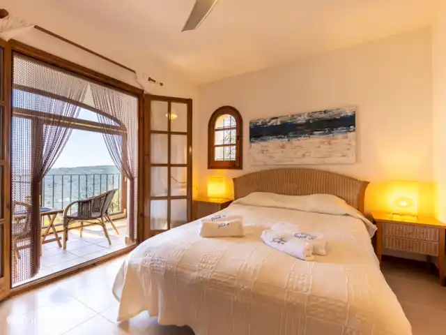 villa sant jordi en España, Costa Brava, Calonge - villa Dormitorio junto a la sala de estar con baño en suite