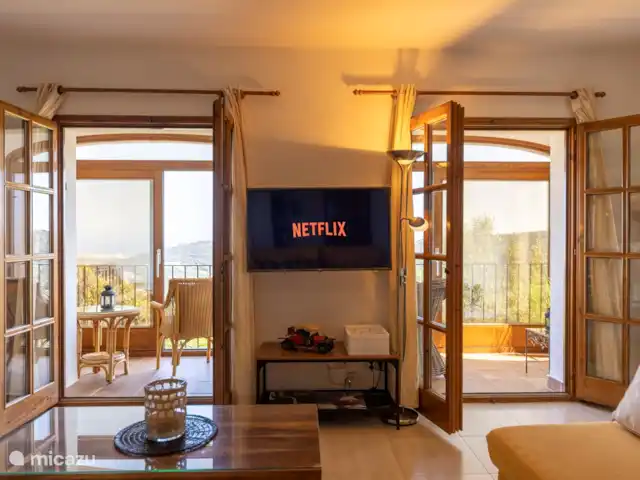 villa sant jordi en España, Costa Brava, Calonge - villa sala de estar con puertas de patio al balcón