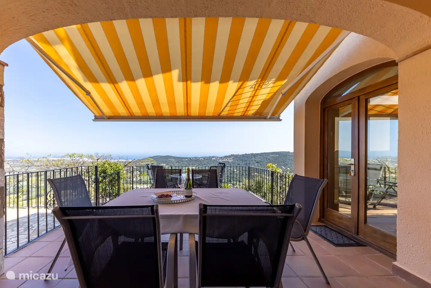 terrace, direct entrance from balcony and from the kitchen