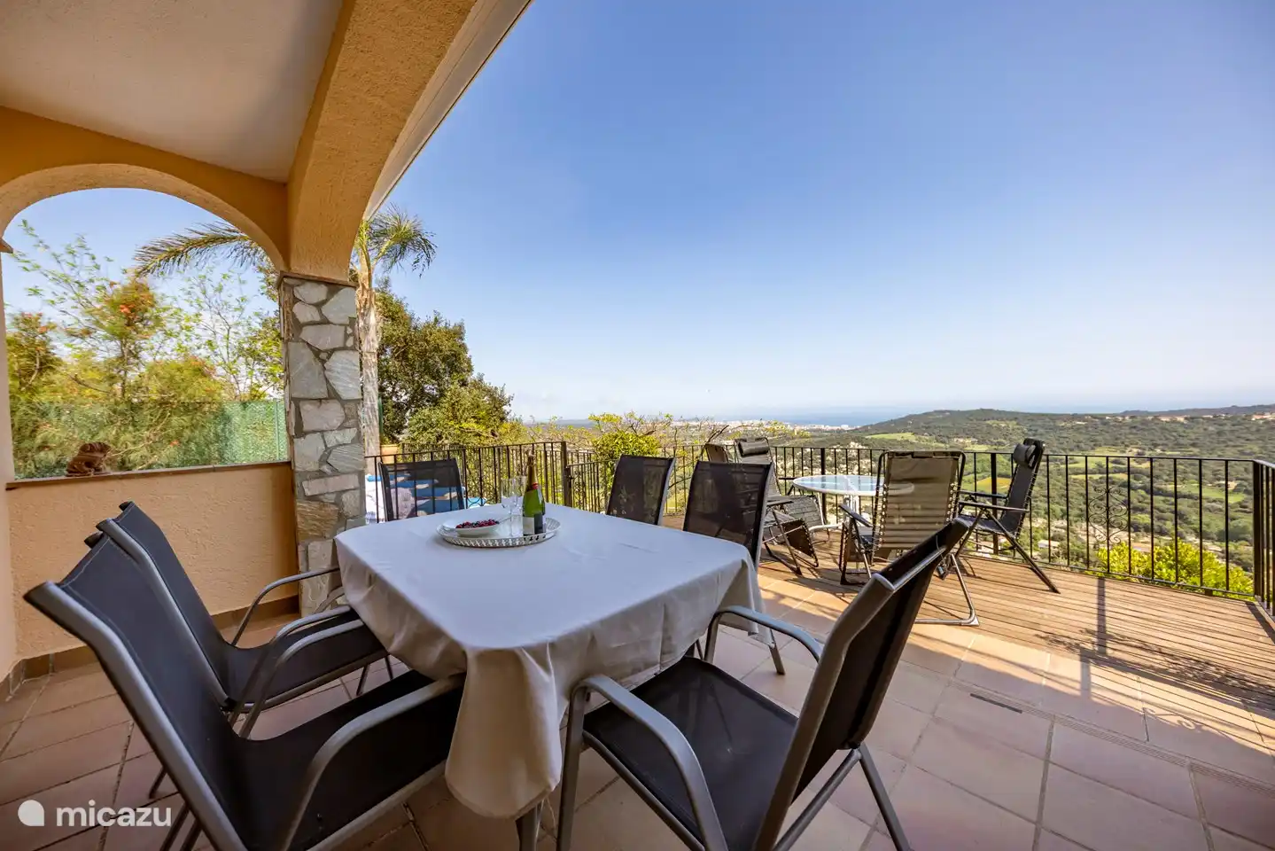 terrace, direct entrance from balcony and from the kitchen. the access to the pool can be closed with a gate